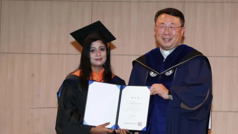 দক্ষিণ কোরিয়ায় প্রেসিডেন্ট অ্যাওয়ার্ড পেলেন বাংলাদেশি শিক্ষার্থী ইয়াসমিন