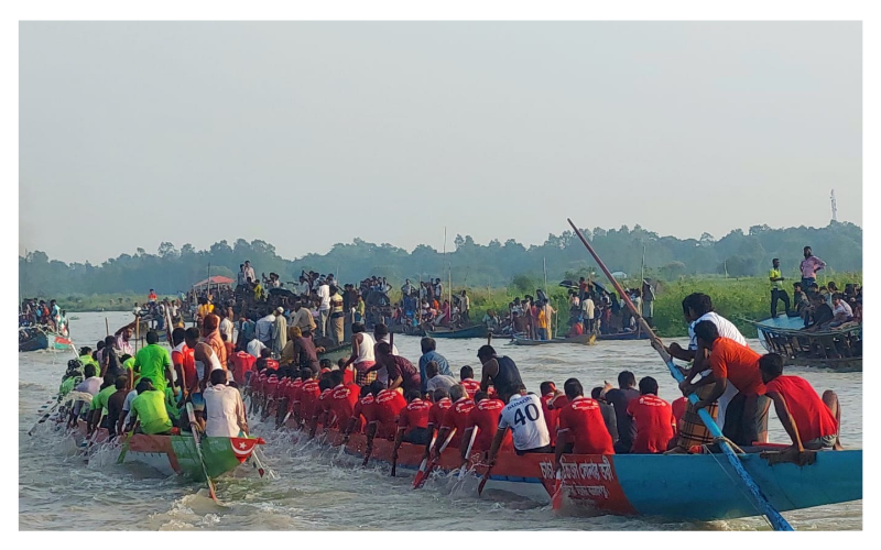 জয়ের নেশায় বৈঠার টানে উত্তাল নদী, মুগ্ধ দর্শনার্থী