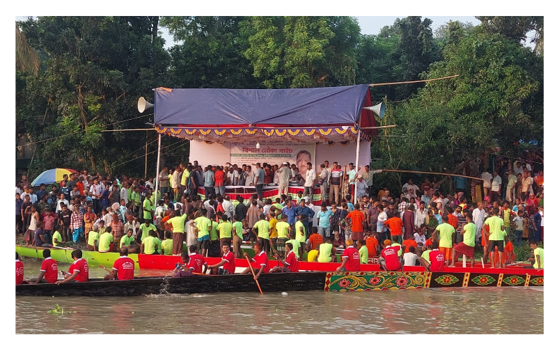 নদীর বুকে ভাসমান নৌকা গুলোর মাঝে জমে উঠেছে এক মিলনমেলা