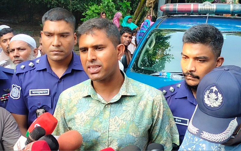 ঘটনা প্রসঙ্গে সাংবাদিকদের বক্তব্য দিচ্ছেন পুলিশ কর্মকর্তা