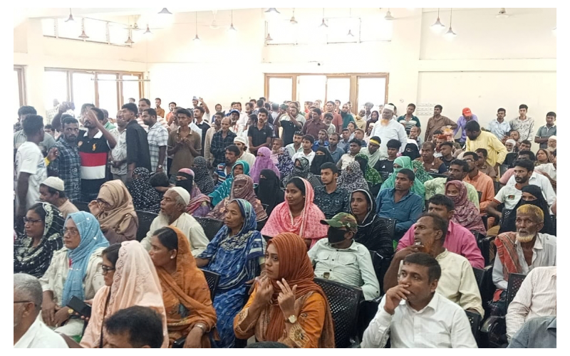 গোখাদ্য বিতরণ অনুষ্ঠানে উপস্থিত সুফলভোগী খামারি ও স্থানীয় জনগণ