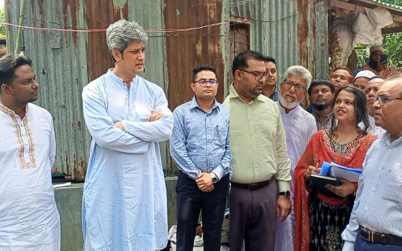 সুপেয় পানির প্রকল্প পরিদর্শন শেষে সংশ্লিষ্ট কর্মকর্তা ও স্থানীয়দের সঙ্গে কথা বলছেন জোনায়েদ সাকি