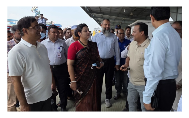 পাটুরিয়া ঘাটে কাজের অগ্রগতি ও ব্যবস্থাপনা পর্যালোচনায় কর্মকর্তা ও দায়িত্বপ্রাপ্ত ব্যক্তিবর্গ