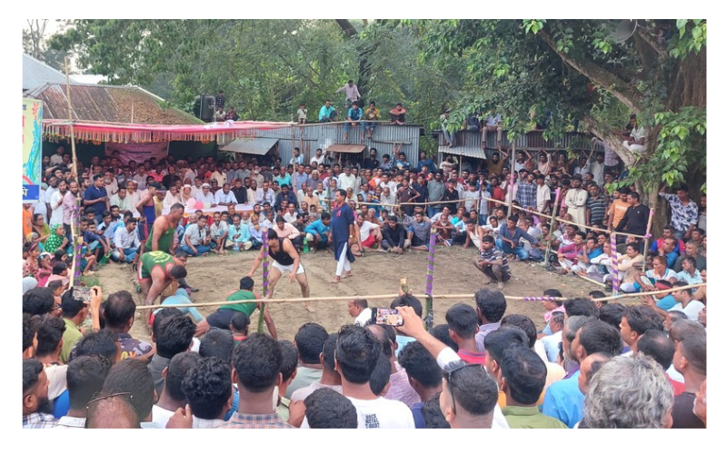 আশাপুর বাজার মাঠে ঐতিহ্যবাহী হাডুডু ফাইনাল খেলা উপভোগ করছেন শত শত ক্রীড়াপ্রেমীরা