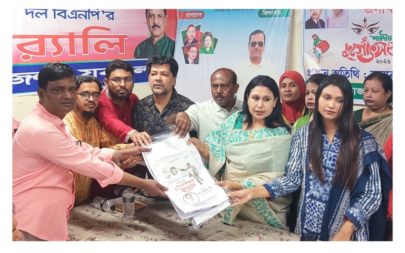 দুর্গাপূজা উপলক্ষে উপহার বিতরণ করছেন এমপিপত্নী ও স্থানীয় বিএনপি নেতৃবৃন্দ