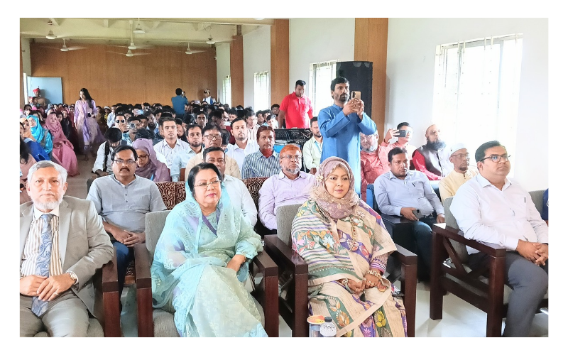 নবীনবরণ অনুষ্ঠানে সম্মানিত অতিথি, শিক্ষক ও শিক্ষার্থীদের একাংশ