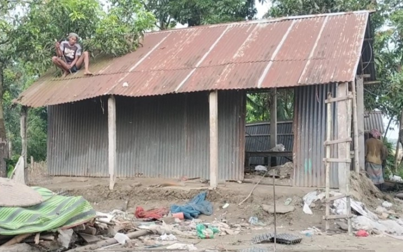 ভাঙনকবলিত এলাকায় মানুষের ঘরবাড়ি ভেঙে সরিয়ে নেওয়ার দৃশ্য