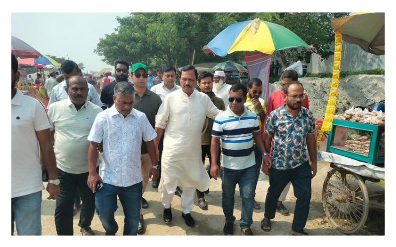 নৌকা বাইচ উপভোগ করেন, মানিকগঞ্জ-১ আসনের সংসদ সদস্য এস এ জিন্নাহ কবির