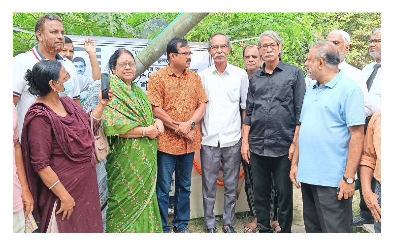 ক্রীড়া সংগঠক ও প্রভাত সংঘের অন্যান্য সদস্যরা