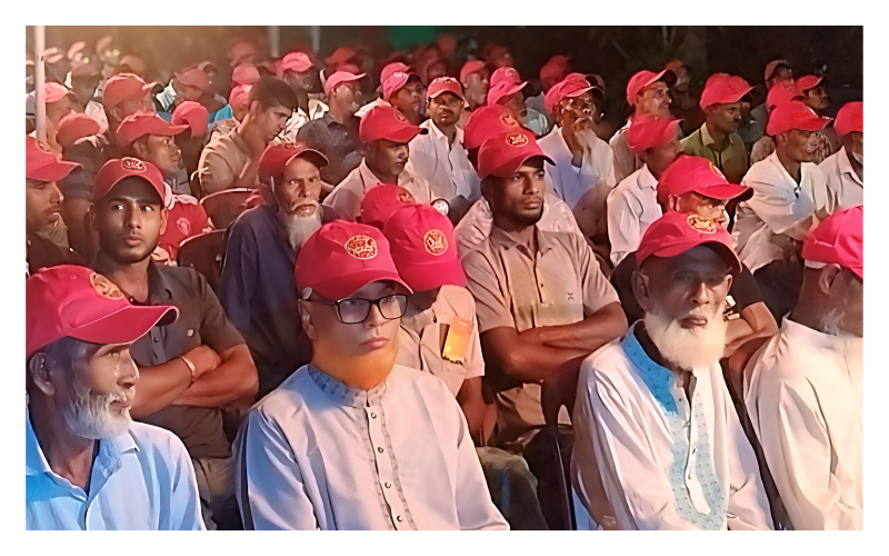 মাদকের বিরুদ্ধে ‘লাল ক্যাপ’ পরে একাত্মতা পোষণ করা সমাবেশকারী জনতা
